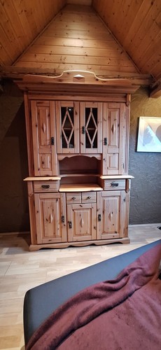 Holzschrank braun mit
